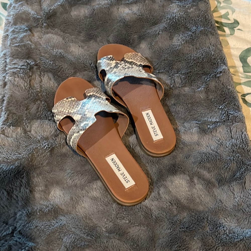 Steve Madden flat sandals